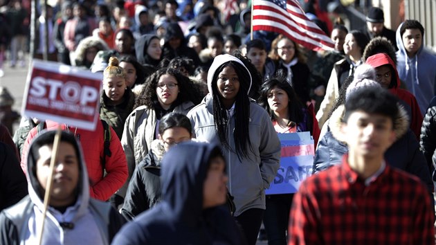 Studenti na stovkách amerických škol vyšli ve středu před své vzdělávací instituce, aby uctili památku obětí střelby v Parklandu. (14. března 2018)
