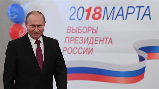 Vladimir Putin odevzdal svj hlas v nedli rno v jedn z volebnch mstnost v Moskv. (18. bezna 2018)