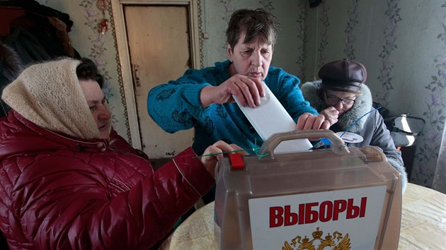 Ve Smolenské oblasti museli volební komisaři obcházet celou řadu domů s přenosnou urnou. (18. března 2018)