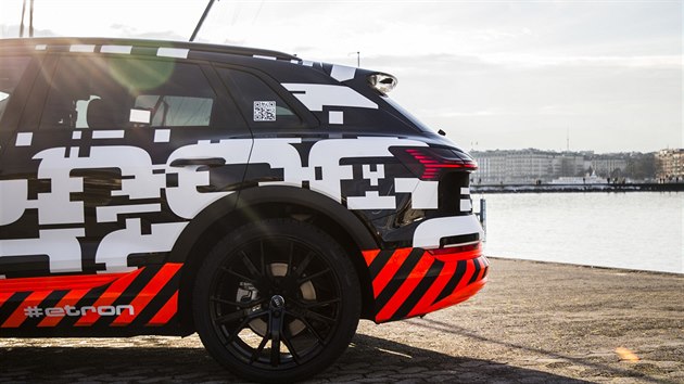 Maskovaný prototyp elektromobilu Audi e-tron