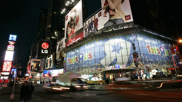 Toys R Us na newyorskm nmst Times Square v roce 2008. Hypotn krizi etzec ustl, nadvldu online gigant u ne.