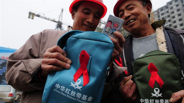 Kondomy a osvětovou literaturu dostávají v Číně například dělníci z venkova.