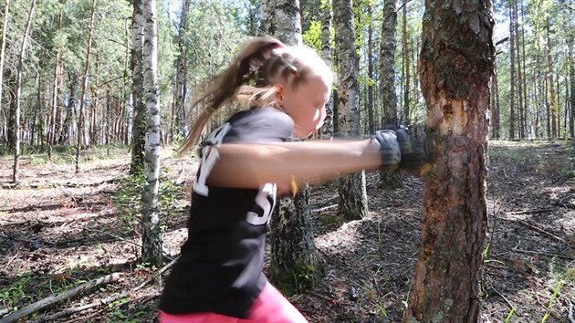Na tomto videu rube dvenka strom v boxerkch, ale na YouTube najdete i jin klipy, v nich kos stromy holma rukama.