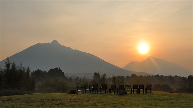 Zpad slunce nad pohom Virunga