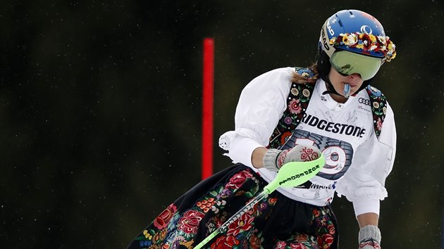 Slovensk zvodnice Veronika Velez Zuzulov se v Ofterschwangu louila s karirou. Slalom absolvovala ve slovenskm kroji.