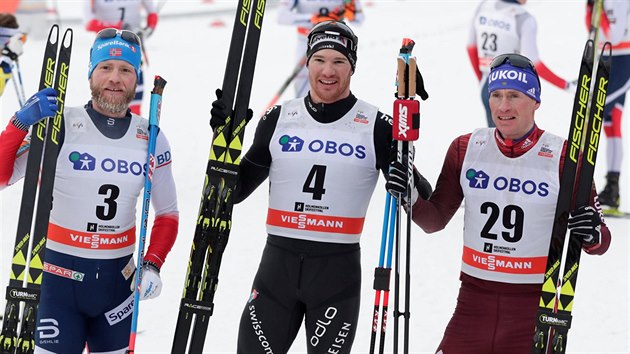 TROJICE NEJLEPŠÍCH. Závod SP na 50 km v Oslu vyhrál Dario Cologna (uprostřed) před Martinem Johnsrudem Sundbym (vlevo), třetí skončil Maxim Vylegžanin.