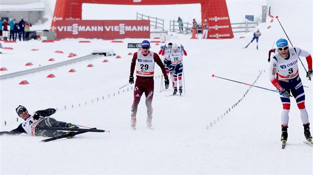 TĚSNÝ FINIŠ. O vítězi 50km závodu v Oslu se rozhodovalo v cílové rovince. Z triumfu se nakonec radoval Dario Cologna (na zemi) před Martinem Johnsrudem Sundbym (vpravo) a Maximem Vylegžaninem.