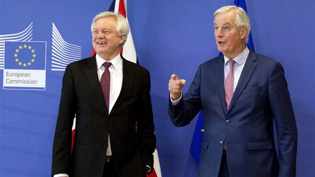 Britsk vyjednava David Davis (vlevo) a f unijnho vyjednvacho tmu Michel Barnier novinm v pondl ekli, e se tmy z vt sti shodly na dohod o vystoupen Velk Britnie z EU. (19. bezna 2018)