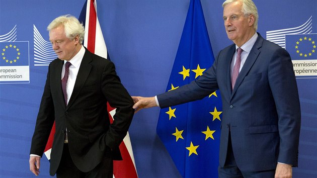 Britsk vyjednava David Davis (vlevo) a f unijnho vyjednvacho tmu Michel Barnier novinm v pondl ekli, e se tmy z vt sti shodly na dohod o vystoupen Velk Britnie z EU. (19. bezna 2018)