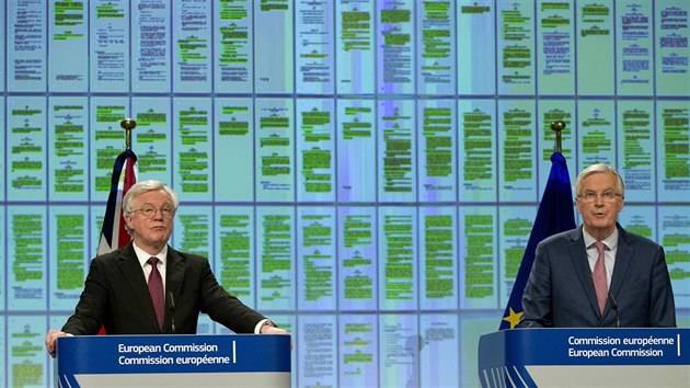 Britsk vyjednava David Davis (vlevo) a f unijnho vyjednvacho tmu Michel Barnier novinm v pondl ekli, e se tmy z vt sti shodly na dohod o vystoupen Velk Britnie z EU. (19. bezna 2018)