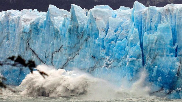 Obří kus ledu odpadává z čelní stěny ledovce Perito Moreno nedaleko argentinského El Calafate. (11. března 2018)