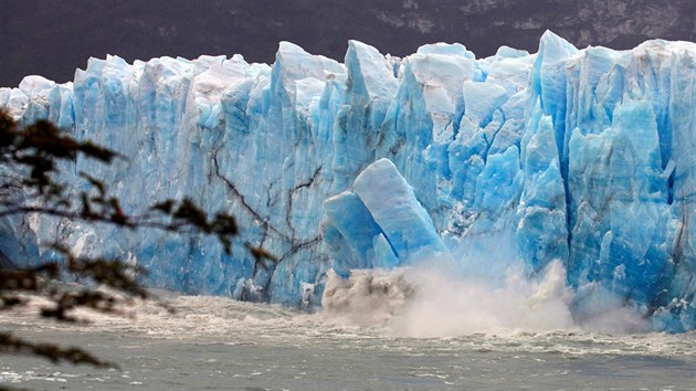 Obří kus ledu odpadává z čelní stěny ledovce Perito Moreno nedaleko argentinského El Calafate. (11. března 2018)