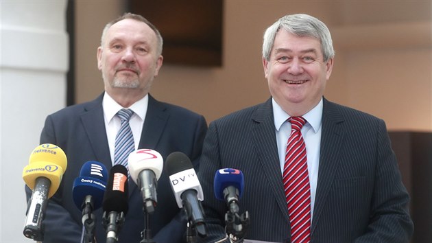 Pedseda KSM Vojtch Filip s pedsedou poslaneckho klubu komunist Pavlem Kovikem na tiskov konferenci po jednn s premirem v demisi Andrejem Babiem. (15. bezna 2018).