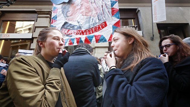 Studenti středních i vysokých škol vyšli ve čtvrtek v poledne před budovy škol, kde stávkují za dodržování ústavních zvyklostí. Snímek je z pražské Karlovy ulice, kde je divadelní studio DAMU. (15. března 2018)
