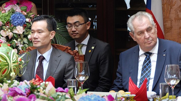 Pedseda pedstavenstva nsk skupiny CEFC Jie ien-ming (vlevo) je poradcem prezidenta Miloe Zemana od dubna 2015.