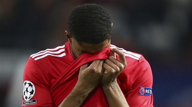 Zklaman Marcus Rashford z Manchesteru United, kter v osmifinle Ligy mistr vyadila Sevilla.