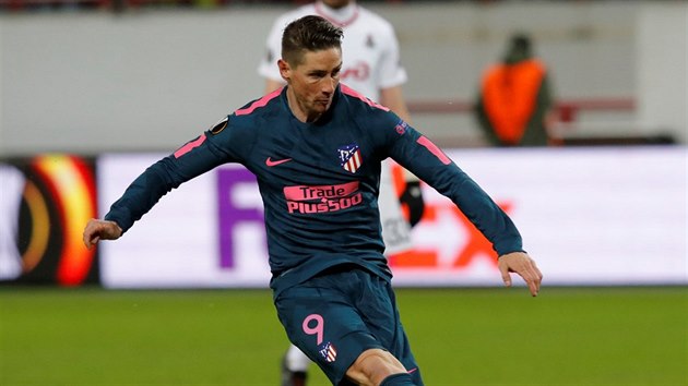 Útočník Atlética Madrid Fernando Torres střílí gól z penalty proti Lokomotivu Moskva v osmifinále Evropské ligy.