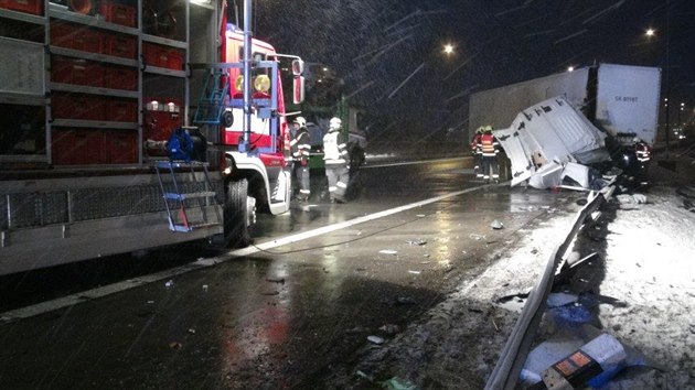 Na 21. kilometru Praskho okruhu ve smru na Brno se srazilo nkladn auto s autobusem (17. bezna 2018).