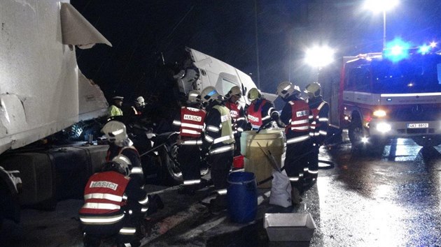 Na 21. kilometru Praskho okruhu ve smru na Brno se srazilo nkladn auto s autobusem (17. bezna 2018).