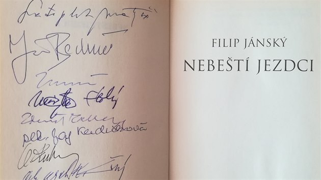 Zdeněk Mahler se podílel i na scénáři k filmu Nebeští jezdci. Jeho autogram najdete na pátém místě ze shora.
