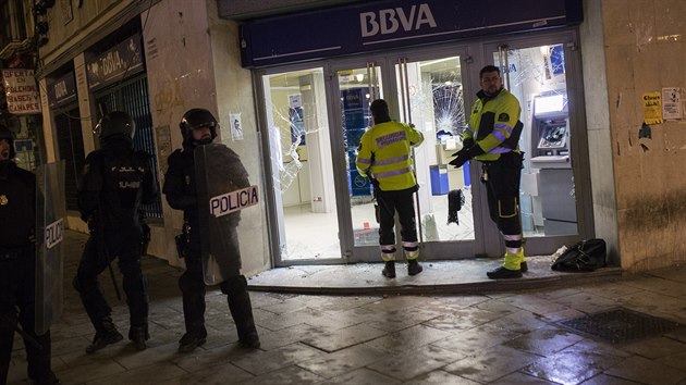 Policist a lenov ochranky u rozbitch dve do banky v Madridu