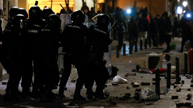 Policist dr pozice bhem nsilnost v ulicch Madridu