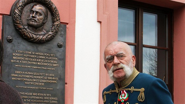 Pi odhalovn pamtn desky maarskho hrdiny Norberta Ormaiho se v jeho rodnch Dobanech na Plzesku podval prav maarsk gul. (10. bezna 2018)