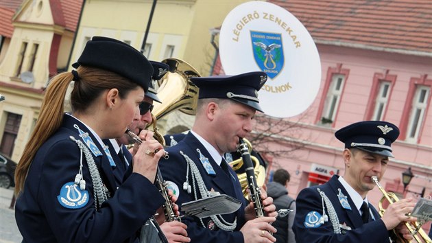 Slavnostn odhalen pamtn desky maarskho hrdiny Norberta Ormaiho v jeho rodnch Dobanech na Plzesku. (10. bezna 2018)