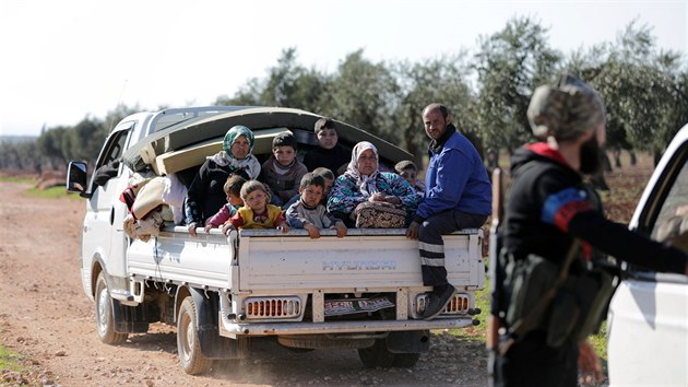 Obyvatelé vesnice Inab nedaleko Afrínu prchají do bezpečí před příchodem tureckých vojáků. (12. března 2018)