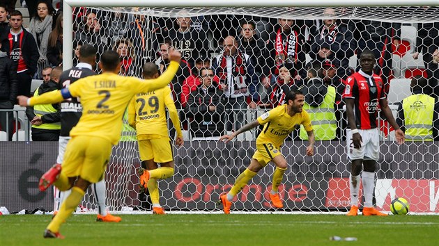 Fotbalisté PSG slaví gól do sítě Nice.