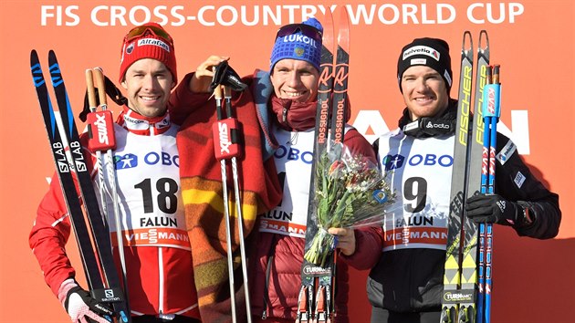 V závěrečném závodu 15 km volnou technikou zvítězil Rus Rus Alexandr Bolšunov (uprostřed). na druhém místě se umístil Alex Harvey z Kanady (vlevo) a bronz bral Švýcar Dario Cologna (vpravo).