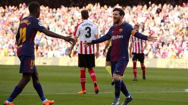 Barcelont Lionel Messi a Ousmane Dembele se raduj z glu do st Athletic Bilbaa.