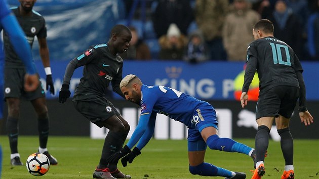 Rijád Mahriz z Leicesteru v souboji s N´Golo Kantém a Edenem Hazardem z Chelsea