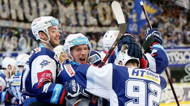 Hokejist Komety Brno se raduj v zpase proti Vtkovicm, kter jim zajistil postup.