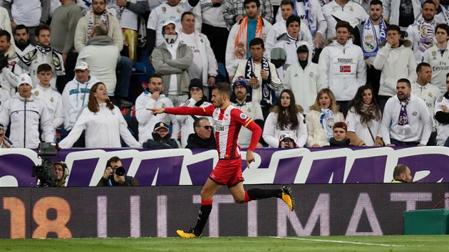 Christian Stuani z Girony se raduje z glu do st Realu Madrid.