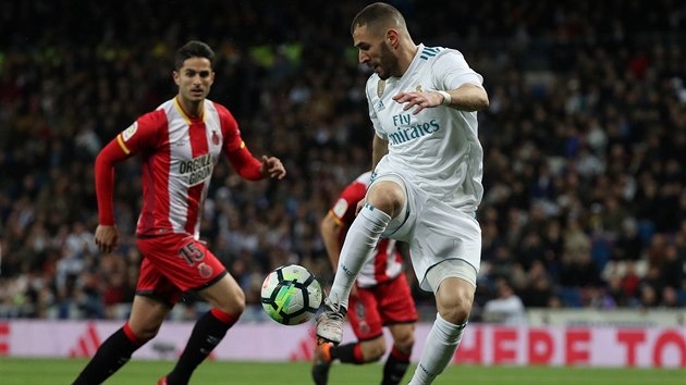 Karim Benzema z Realu Madrid v souboji s hrem Girony.