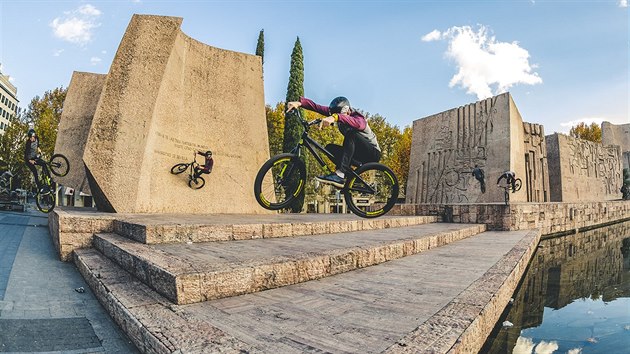 Vclav Kol z Blanska je mistrem svta v biketrialu, zrove se vak na kole vnuje tak freestylovm kouskm.