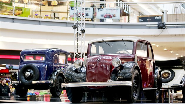 Výstava Žijeme Mercedes Benz v brněnské galerii Vaňkovka předvádí 23 aut z více než stoleté historie legendární firmy.