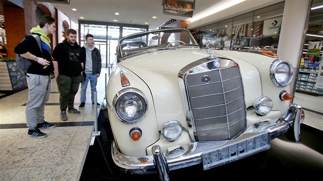 Výstava Žijeme Mercedes Benz v brněnské galerii Vaňkovka předvádí 23 aut z více než stoleté historie legendární firmy.