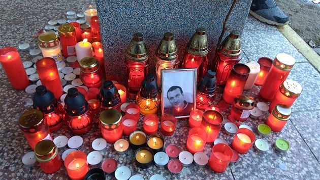 U vchodu do znojemské základní školy vznikl improvizovaný pomníček Miroslava Chocholouše. Děti tam zemřelému učiteli přírodopisu zapalují svíčky u jeho fotky.