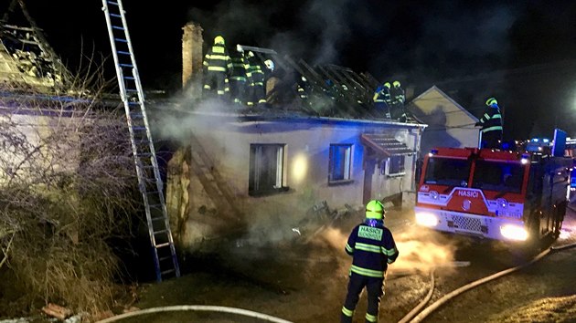 Por v pondl rno zniil stechu rodinnho domu v Plenkovicch na Znojemsku. Pi zkroku se lehce zranil jeden dobrovoln hasi, v nemocnici skonili tak ti obyvatel domu. (19.3.2018)