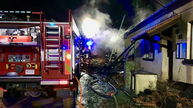 Por v pondl rno zniil stechu rodinnho domu v Plenkovicch na Znojemsku. Pi zkroku se lehce zranil jeden dobrovoln hasi, v nemocnici skonili tak ti obyvatel domu. (19.3.2018)