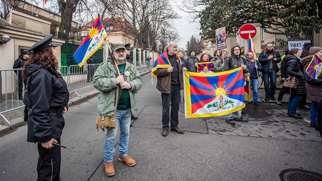 Před Čínskou ambasádou v pražských Dejvicích se sešly zhruba dvě stovky lidí na podporu lidských práv v Tibetu.