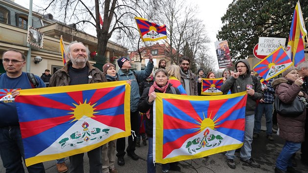 Shromdn na podporu lidskch prv v Tibetu ped nskou ambasdou v Praze