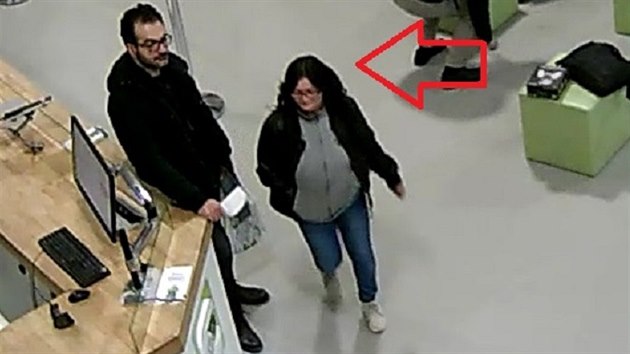 Prat policist hledaj zlodjku, kter v praskm obchod s elektronikou sbalila na zemi lec penenku, i kdy jej majitel stl hned vedle.