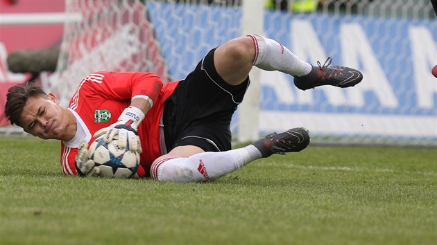 Karvinsk brank Patrik Le Giang zasahuje v ligovm utkn se Spartou.