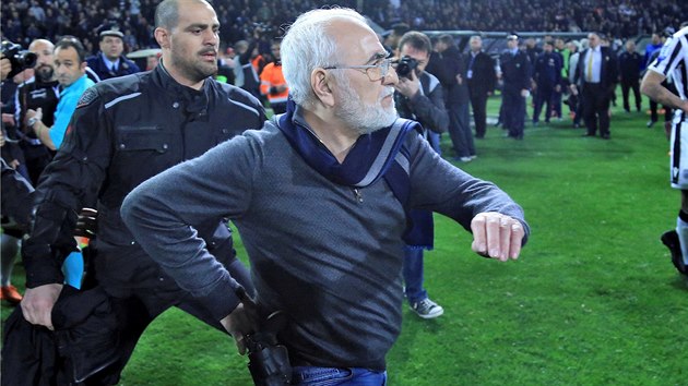 Ivan Savvidis, majitel PAOK Solu, vtrhnul na hit a chyst se napadnout sudho. Za pasem m revolver.