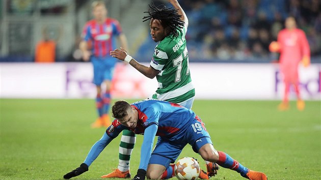 Plzesk zlonk Jan Kovak bojuje s Gelsonem Martinsem ze Sportingu Lisabon v osmifinlov odvet Evropsk ligy.