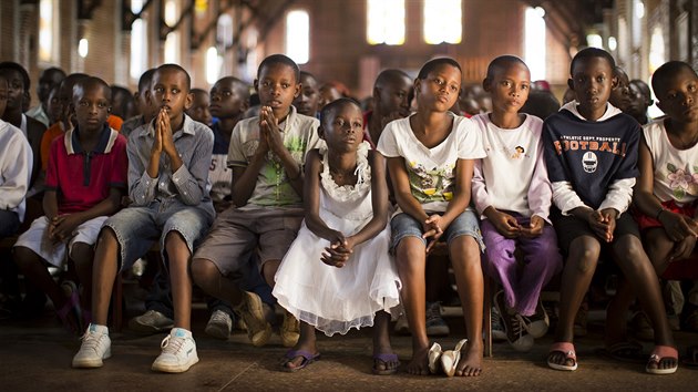 Obyvatel Rwandy si pipomnaj dvact vro genocidy, pi n v roce 1994 zemelo nejmn 800 tisc lid (6. dubna 2014)