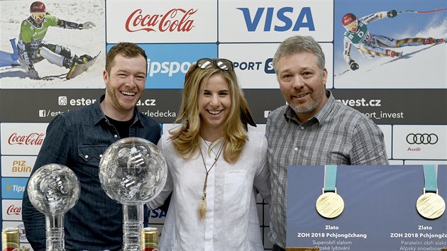 Ester Ledecká se zlatými olympijským medailemi, křišťálovými glóby i se svými trenéry - Justinem Reiterem (vlevo) a Tomášem Bankem.